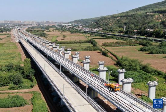 9月8日，施工車輛在西十高鐵西安東至藍田區間鋪設無縫鋼軌（無人機照片）。     新華社記者 李一博 攝
