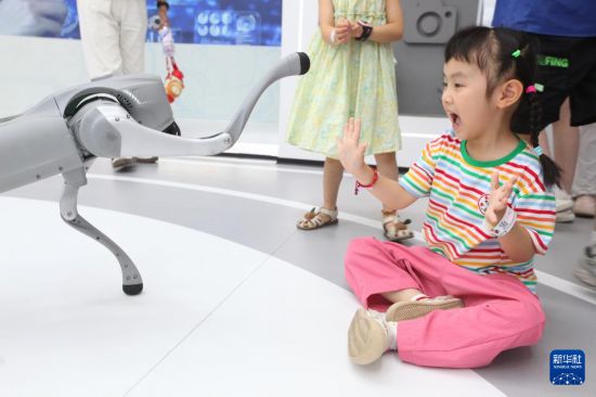   9月7日，在位于江蘇省徐州市云龍區的一家科學探索館，小朋友與機器狗互動。       新華社發（蒯創攝）