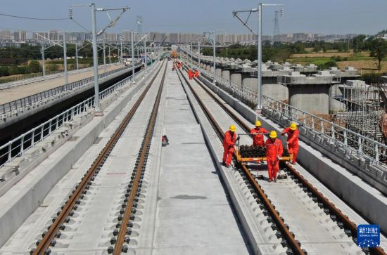 9月8日，施工人員在西十高鐵西安東至藍田區間鋪設無縫鋼軌（無人機照片）。     新華社記者 李一博 攝