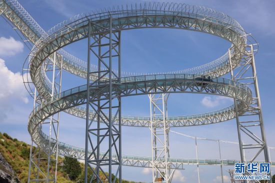 在江西新余金石山礦山公園，游客體驗特色項目。新華網 王曉震 攝