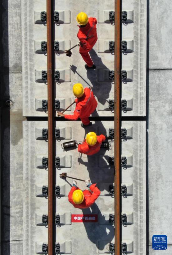 9月8日，施工人員在西十高鐵西安東至藍田區間鋪設無縫鋼軌（無人機照片）。     新華社記者 李一博 攝