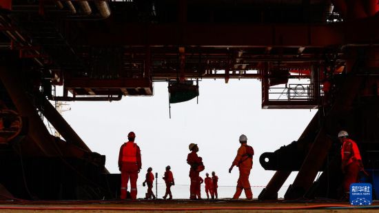 9月8日，工人穿梭在墾利6-1油田10-1北區塊Ⅱ期開發項目油氣平臺安裝作業現場。  新華社發（杜鵬輝攝）