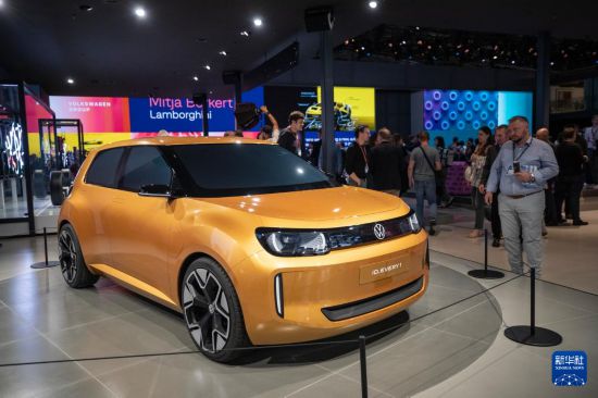 9月9日，人們在德國慕尼黑國際車展的大眾集團展臺參觀概念車。     新華社記者 張帆 攝