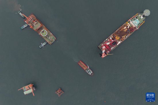 這是9月8日在渤海海域拍攝的墾利6-1油田10-1北區塊Ⅱ期開發項目油氣平臺安裝作業現場（無人機照片）。  新華社發（杜鵬輝攝）