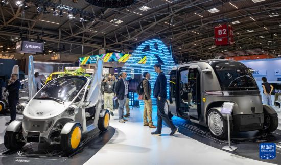 9月9日，人們在德國慕尼黑國際車展上參觀。     新華社記者 張帆 攝