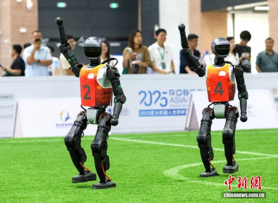 機器人向觀眾揮手互動。張進剛 攝