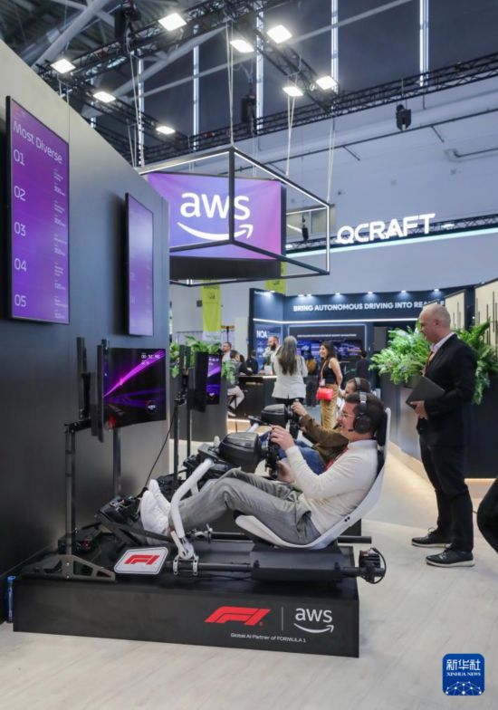 9月9日，人們在德國慕尼黑國際車展上體驗產品。     新華社記者 張帆 攝