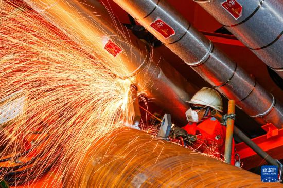 9月8日，工人在墾利6-1油田10-1北區塊Ⅱ期開發項目油氣平臺安裝作業現場進行切割作業。新華社發（杜鵬輝攝）