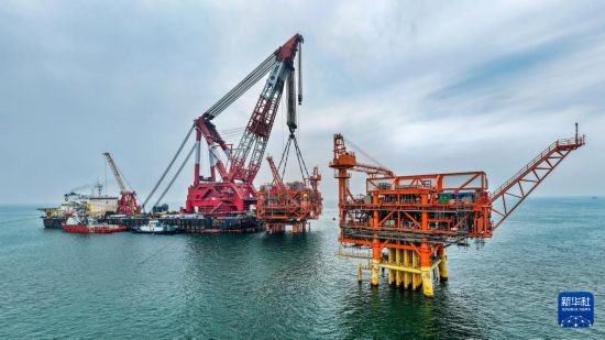 9月8日，墾利6-1油田10-1北區塊Ⅱ期開發項目油氣平臺在渤海海域完成海上安裝（無人機照片）。  新華社發（杜鵬輝攝）