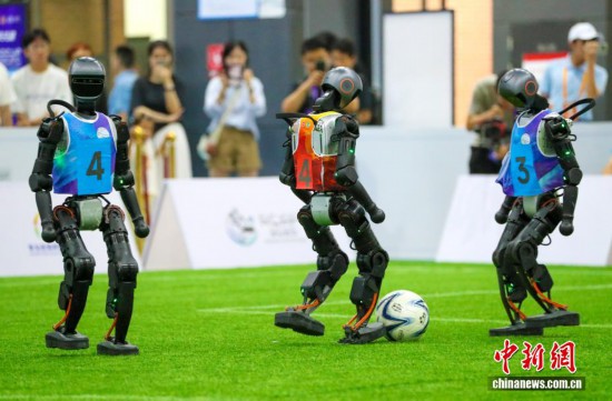 機器人在進行足球比賽。張進剛 攝