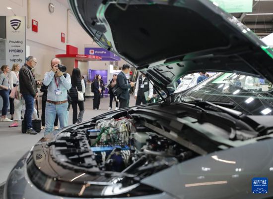 9月9日，一名男子在德國慕尼黑國際車展上拍攝展品。     新華社記者 張帆 攝