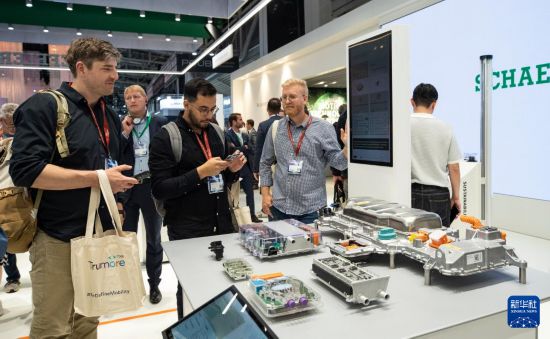 9月9日，人們在德國慕尼黑國際車展上參觀。新華社記者 張帆 攝