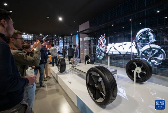 9月9日，人們在德國慕尼黑國際車展的大眾集團展臺參觀。     新華社記者 張帆 攝