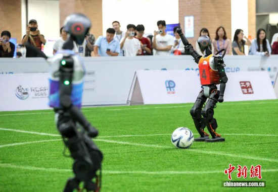 機器人在進行足球比賽。張進剛 攝