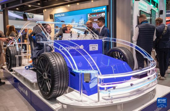 9月9日，人們在德國慕尼黑國際車展上體驗產品。     新華社記者 張帆 攝