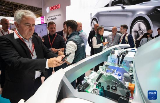 9月9日，一名男子在德國慕尼黑國際車展的博世展臺參觀拍照。     新華社記者 張帆 攝