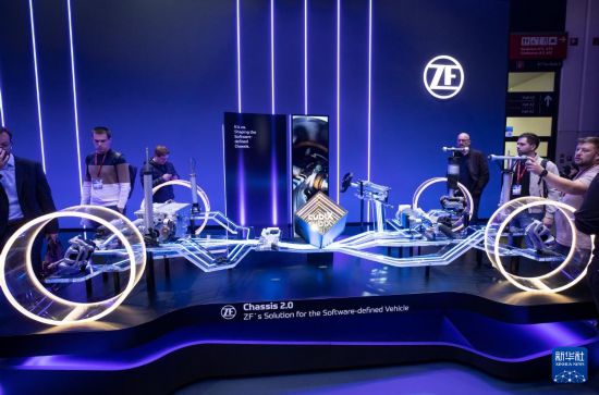 9月9日，人們在德國慕尼黑國際車展的采埃孚展臺參觀。     新華社記者 張帆 攝