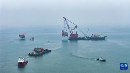 這是9月8日在渤海海域拍攝的墾利6-1油田10-1北區塊Ⅱ期開發項目油氣平臺安裝作業現場（無人機照片）。  新華社發（杜鵬輝攝）