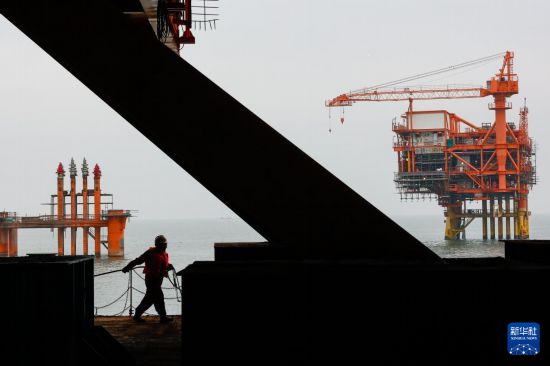 9月8日，工人在墾利6-1油田10-1北區塊Ⅱ期開發項目油氣平臺安裝作業現場施工。  新華社發（杜鵬輝攝）