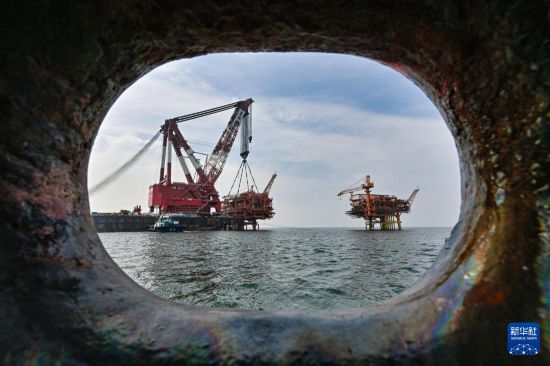 9月8日，墾利6-1油田10-1北區塊Ⅱ期開發項目油氣平臺在渤海海域完成海上安裝。  新華社發（杜鵬輝攝）