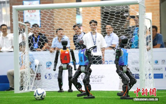 機器人將足球帶至球門。張進剛 攝