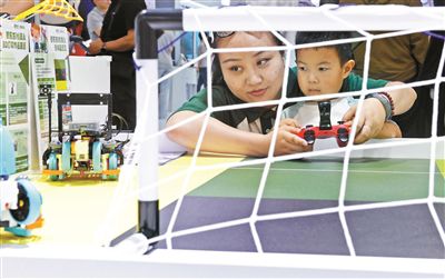 家長和孩子一起體驗教育服務新場景