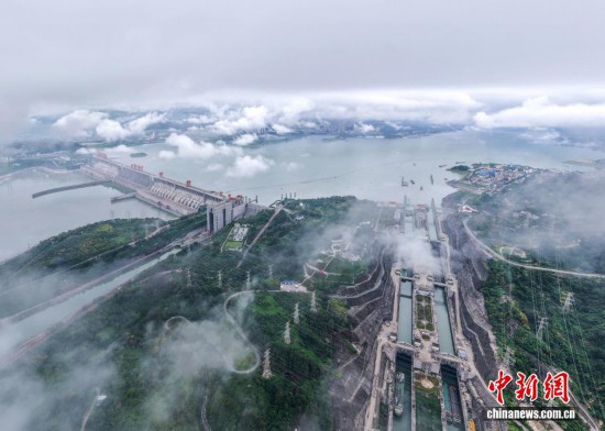 圖為9月11日，三峽水庫進入蓄水運行階段，船舶有序通過三峽船閘。（無人機照片）