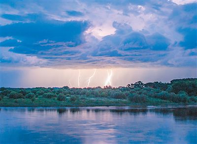 7月21日，在黑龍江省伊春市嘉蔭縣拍攝的積雨云和閃電。李紹軍攝（新華社發）