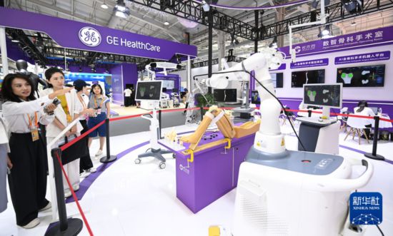 9月9日，參觀者在服貿會展廳參觀“數智骨科手術室”。新華社發
