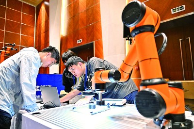 圖為參賽選手在比賽中調試設備。新華社記者 牟宇攝