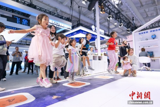 9月14日，小朋友跟隨運動游戲的指令做跳躍。