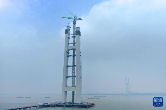 9月14日拍攝的張靖皋長江大橋南航道橋南主塔吊裝施工現場（無人機照片）。     新華社發（許叢軍 攝）