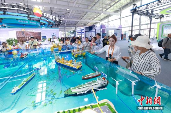 9月14日，觀眾參觀海洋石油開采集群沙盤。