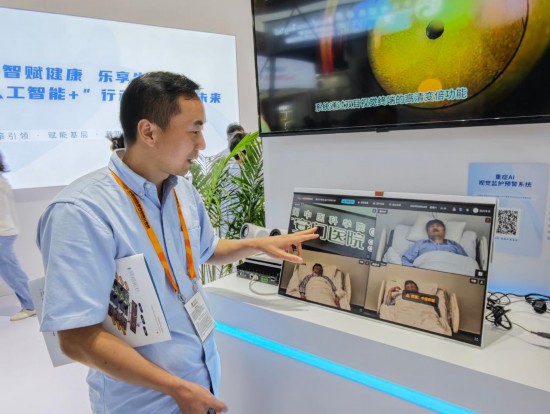 現場工作人員操作演示AI視覺重癥監護預警系統。新華社記者劉禎 攝