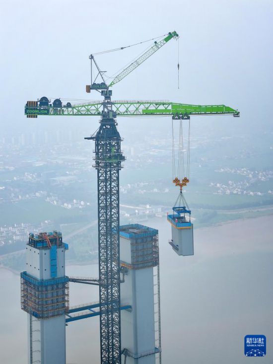 9月14日拍攝的張靖皋長江大橋南航道橋南主塔吊裝施工現場（無人機照片）。新華社發（許叢軍 攝）