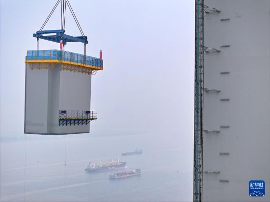 9月14日拍攝的張靖皋長江大橋南航道橋南主塔吊裝施工現場（無人機照片）。     新華社發（許叢軍 攝）