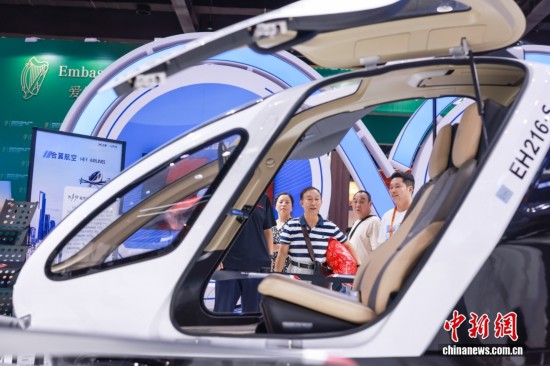 9月14日，觀眾參觀一款載人電動垂直起降航空器。