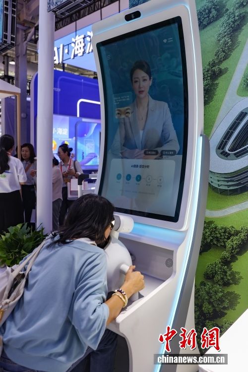 觀眾通過玄黃識儀多模態智能檢測儀，檢測自己的中醫體質類型。