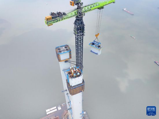 9月14日拍攝的張靖皋長江大橋南航道橋南主塔吊裝施工現場（無人機照片）。     新華社發（許叢軍 攝）