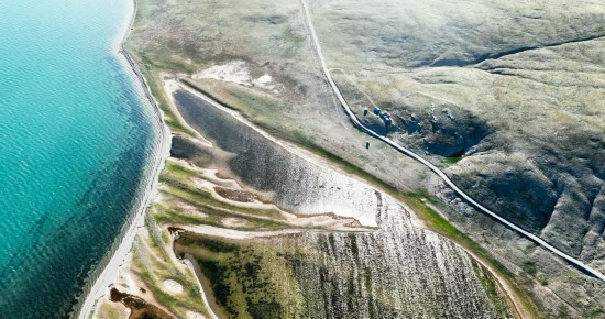 7月25日拍攝的“尕日塘秦刻石”所在地青海省果洛藏族自治州瑪多縣扎陵湖北岸（無人機照片）。新華社記者 杜笑微 攝