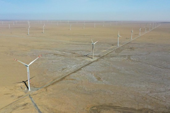 這是在新疆巴音郭楞蒙古自治州若羌縣拍攝的新天綠色能源股份有限公司新天若羌縣羅布莊10萬千瓦風電項目（6月27日攝，無人機照片）。新華社記者 丁磊 攝