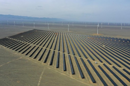 這是在新疆哈密市伊吾縣拍攝的哈密—重慶±800千伏特高壓直流輸電工程配套新能源項目（3月23日攝，無人機照片）。新華社記者 丁磊 攝