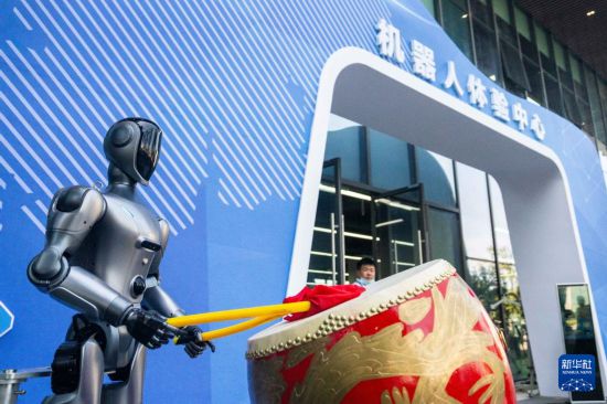9月15日，在湖南湘江新區長沙智谷，一臺音樂機器人在表演。新華社記者 陳思汗 攝