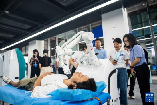 9月15日，在湖南湘江新區長沙智谷，觀眾使用頸部超聲診斷機器人進行體檢。新華社記者 陳思汗 攝