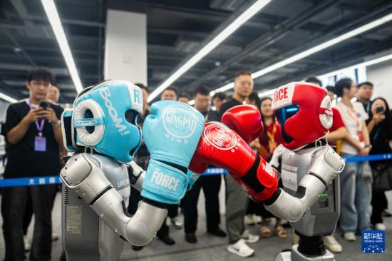 9月15日，在湖南湘江新區長沙智谷，兩臺人形機器人在進行拳擊表演。新華社記者 陳思汗 攝
