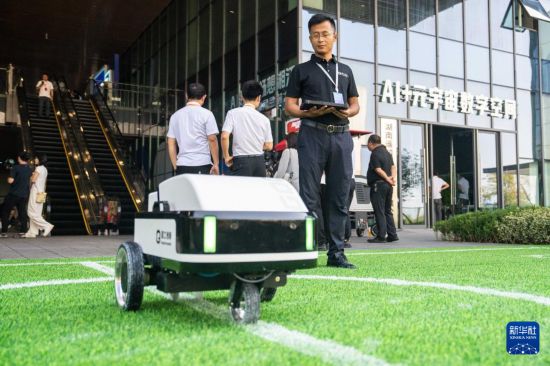 9月15日，在湖南湘江新區長沙智谷，工作人員操作球場畫線作業機器人。新華社記者 陳思汗 攝