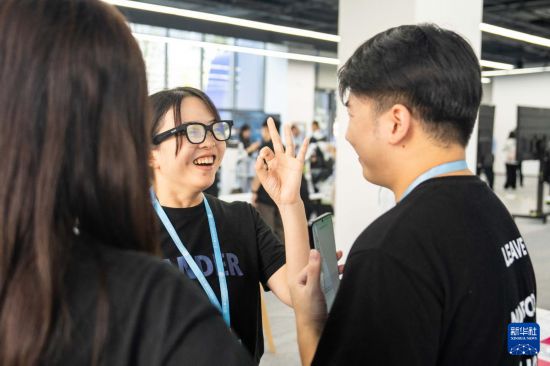 9月15日，在湖南湘江新區長沙智谷，觀眾（中）在體驗一款智能眼鏡。新華社記者 陳思汗 攝