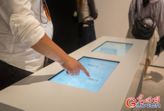 展廳內的觸摸屏互動，觀眾可操作碎片拼接與虛擬修復演示