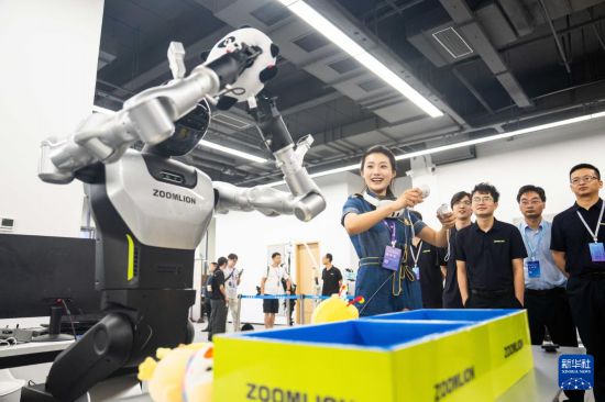 9月15日，在湖南湘江新區長沙智谷，觀眾操作人形機器人進行娃娃抓取。新華社記者 陳思汗 攝