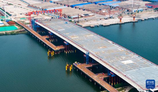 這是9月16日拍攝的天津市濱海新區西中環快速路跨海河橋工程建設現場（無人機照片）。新華社記者 趙子碩 攝